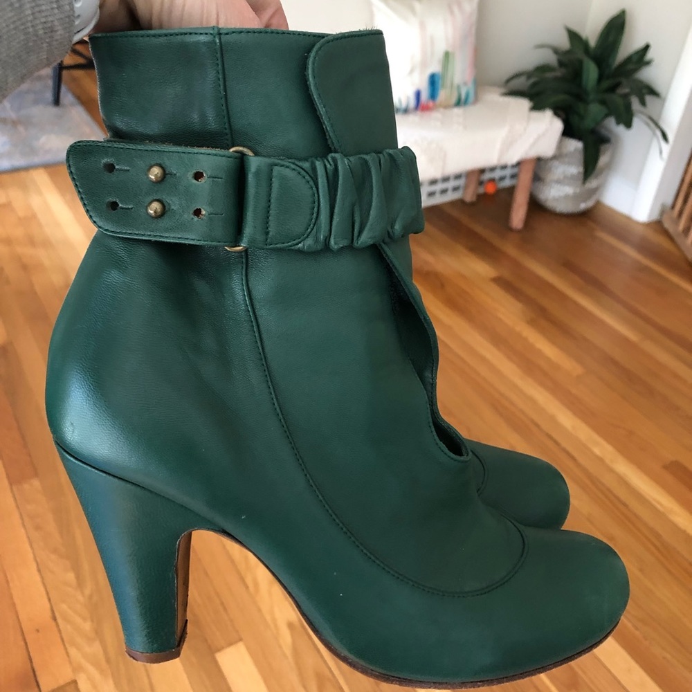 CHIE MIHARA Green Plush Leather Ankle Wrap Keyhole Booties Buckle Strap
